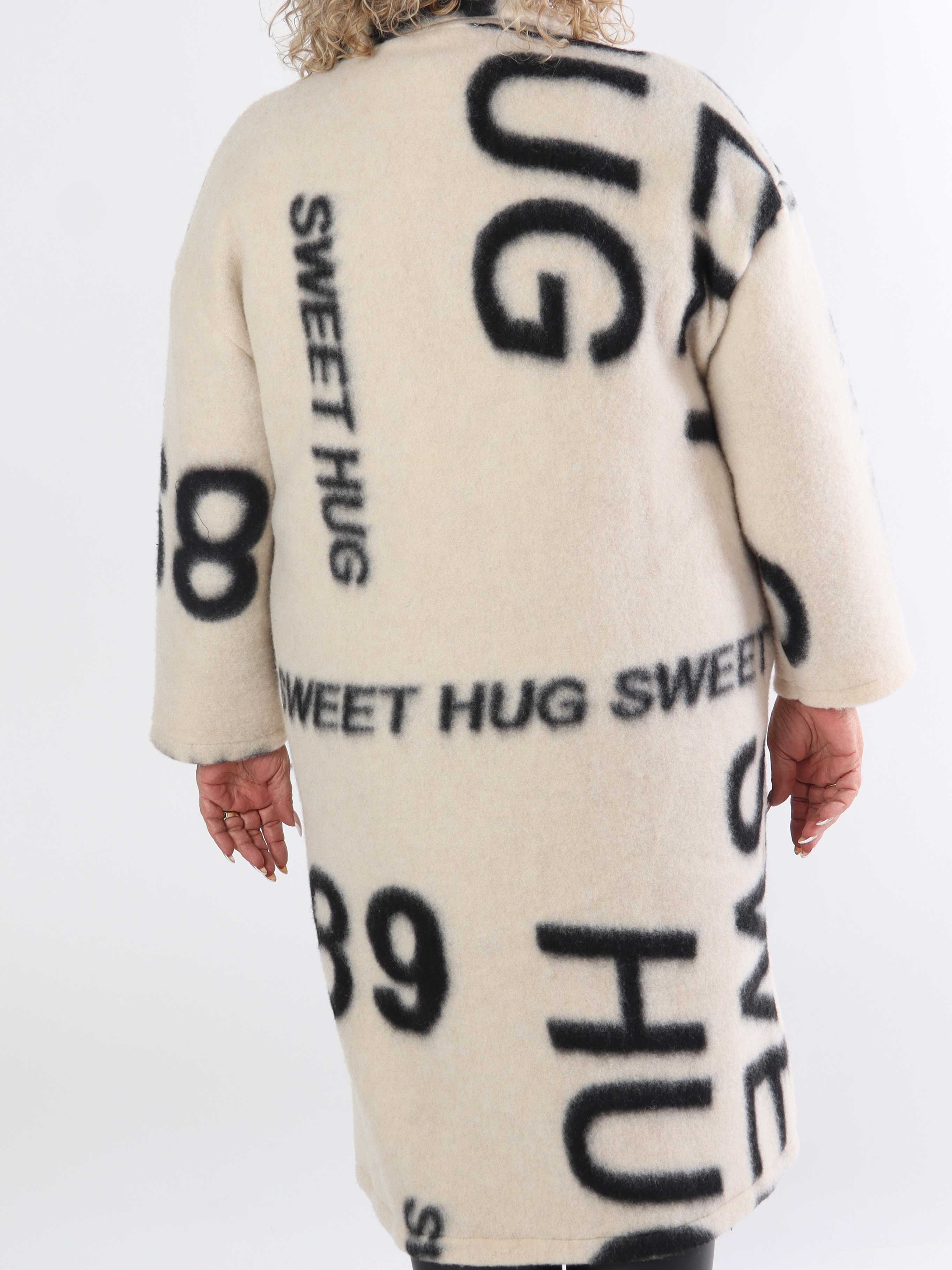 Daniela - Lång plus size kappa med skrift och ull i